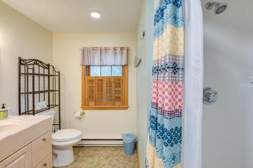 un bagno con un water e una tenda da doccia di 17 Mi to Acadia Cottage Near Downtown Ellsworth! a Ellsworth