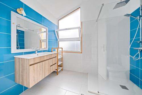 un bagno con lavandino e doccia di Petit Campanário a Campanário