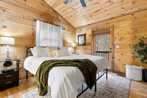 Una cama o camas en una habitación de Weaver Creek Getaway