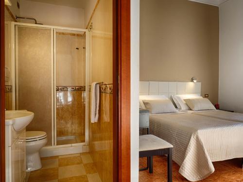 een slaapkamer met een bed en een badkamer met een douche bij Sunny Guest House in Rome