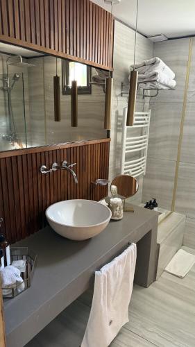 a bathroom with a large bowl sink on a counter at Casa Septem in Villa Seca