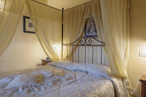 a bedroom with a bed with a canopy at Agriturismo Il Macchione in Pienza