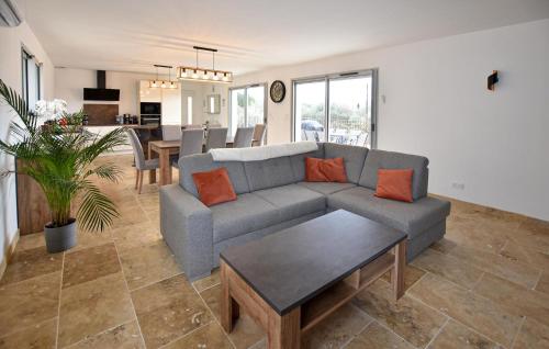 un salon avec un canapé et une table dans l'établissement 3 Bedroom Cozy Home In Mormoiron, à Mormoiron