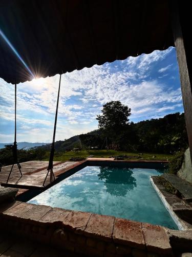 a swimming pool with a view of the sky at Cabañas en la montaña Viga Vieja in San Peregrino