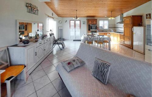 Η κουζίνα ή μικρή κουζίνα στο Nice Home In Brétignolles Sur Mer