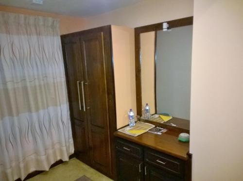 y baño con tocador de madera y espejo. en Sayo Villa, en Negombo