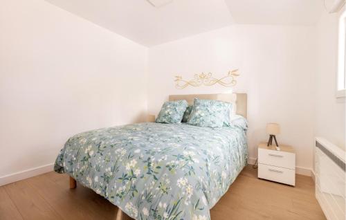 Ένα ή περισσότερα κρεβάτια σε δωμάτιο στο Lovely Home In Ledinghem With Wifi