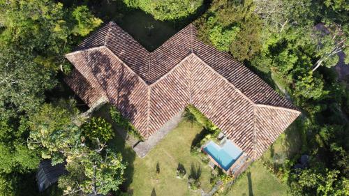 an overhead view of a house with a roof at Cabañas en la montaña Viga Vieja in San Peregrino
