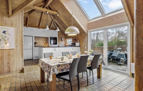 Una cocina y un comedor con mesa y sillas. en Lovely Home In Fjerritslev With Sauna, en Fjerritslev