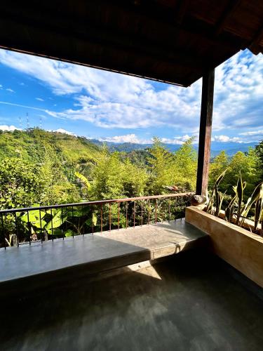 a balcony with a view of the mountains at Cabañas en la montaña Viga Vieja in San Peregrino