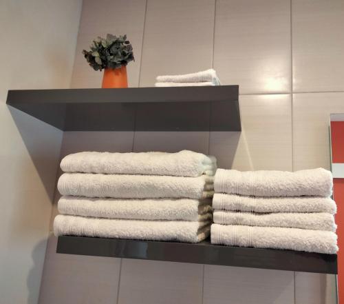- un bouquet de serviettes sur une étagère dans une salle de bains dans l'établissement Cabana, à Sayat