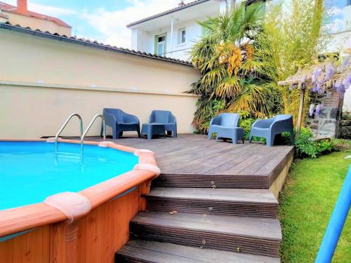 une terrasse avec une piscine et des chaises à côté d'une maison dans l'établissement Cabana, à Sayat