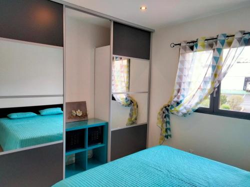 une chambre avec un lit bleu et une fenêtre dans l'établissement Cabana, à Sayat
