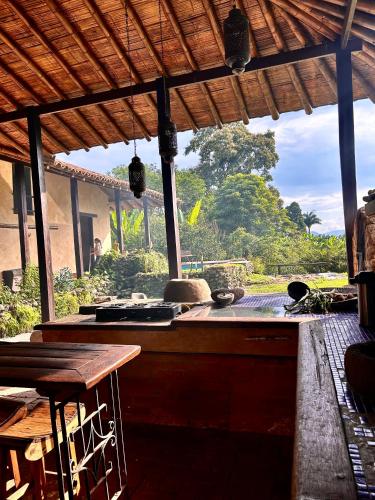 an outdoor kitchen with a view of a garden at Cabañas en la montaña Viga Vieja in San Peregrino