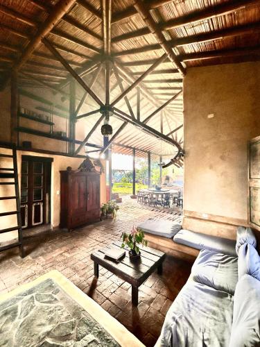 a living room with a couch and a table at Cabañas en la montaña Viga Vieja in San Peregrino