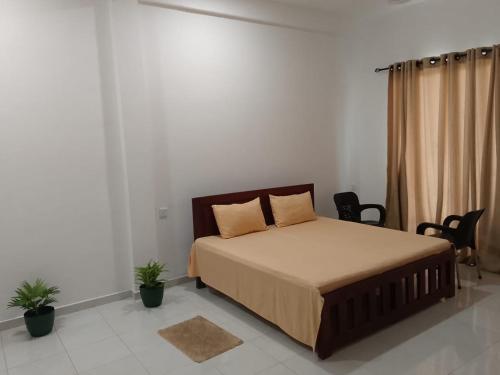 Voodi või voodid majutusasutuse Pinnawala Elephant Front View Hotel toas
