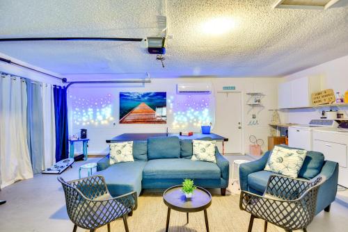 Ruang duduk di Edgewater Vacation Home with Game Room and Pool Access