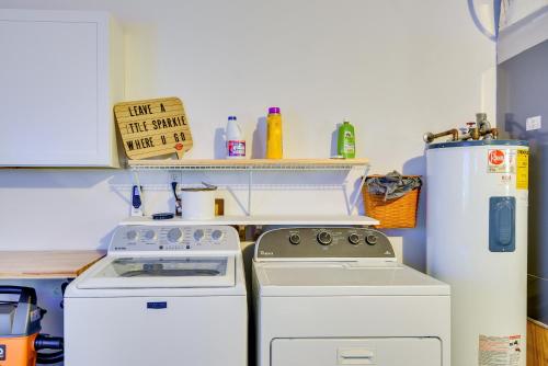 Dapur atau dapur kecil di Edgewater Vacation Home with Game Room and Pool Access
