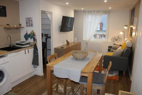 une cuisine et un salon avec une table et une salle à manger dans l'établissement Acropole 2, à Cherbourg en Cotentin