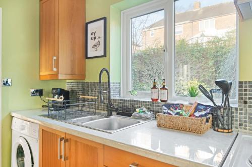 a kitchen with a sink and a window at Stylish 3 Bedroom Home - Spacious - Beautifully Presented - Flex Check-in - Free Parking in Nottingham