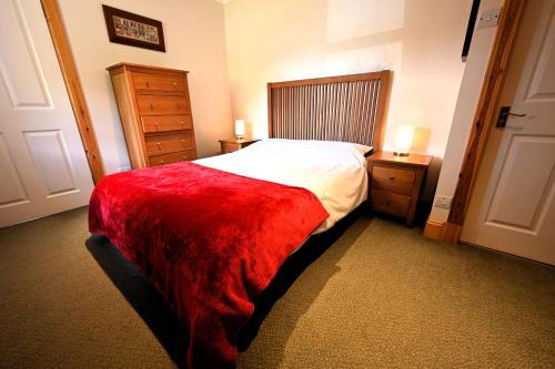 En eller flere senge i et værelse på Swallow Cottage