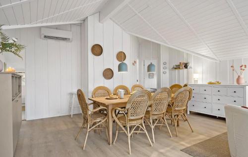 a dining room with a table and chairs at Stunning Home In Dronningmølle in Dronningmølle