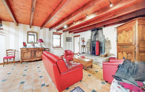 un salon avec des chaises rouges et une cheminée dans l'établissement Cozy Home In Saint Lyphard With Wifi, à Saint-Lyphard