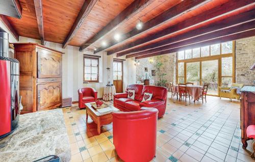 - un salon doté d'un mobilier rouge et d'une table dans l'établissement Cozy Home In Saint Lyphard With Wifi, à Saint-Lyphard
