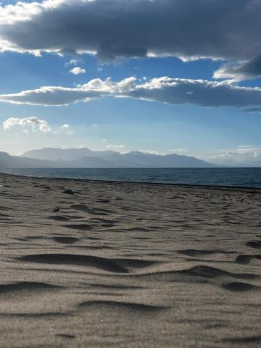 una playa de arena con vistas al océano en Alba Gold LUXURY SUITE & VILLA, en Cefalú