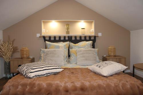 Un dormitorio con una cama grande con dos almohadas. en Acropole 2, en Cherbourg-en-Cotentin