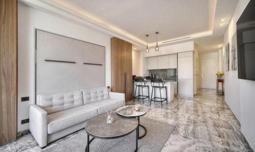 un salon avec un canapé et une table dans l'établissement Cannes 1 bedroom apartment - M6, à Cannes