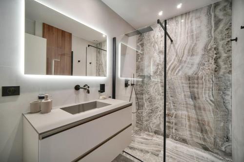 une salle de bain blanche avec un lavabo et une douche dans l'établissement Cannes 1 bedroom apartment - M6, à Cannes