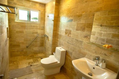 Bilik mandi di JardinesDelMontSerrat-LasTerrenas-NearBeach Cozy 2BR-3BDS-6PAX-WiFi