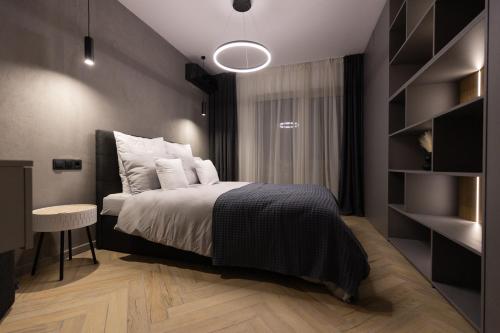 Katil atau katil-katil dalam bilik di Royalton Suites