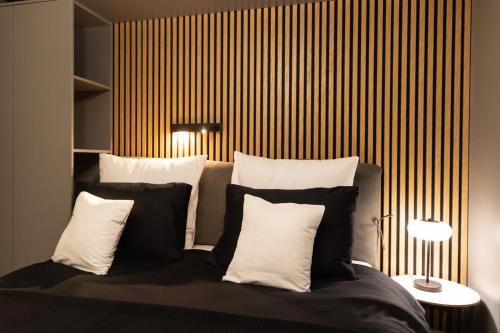 Katil atau katil-katil dalam bilik di Royalton Suites