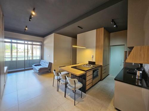 a kitchen with a table and chairs in a room at Lindo AP 2 quartos na Lagoa! in Nova Lima