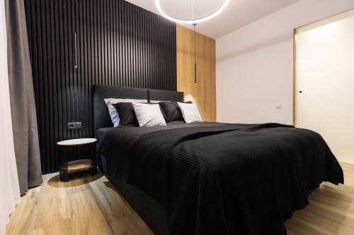 Katil atau katil-katil dalam bilik di Royalton Suites