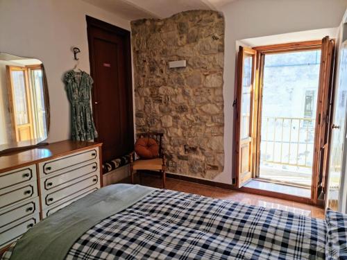 Postel nebo postele na pokoji v ubytování Authentic village townhouse with mountain views