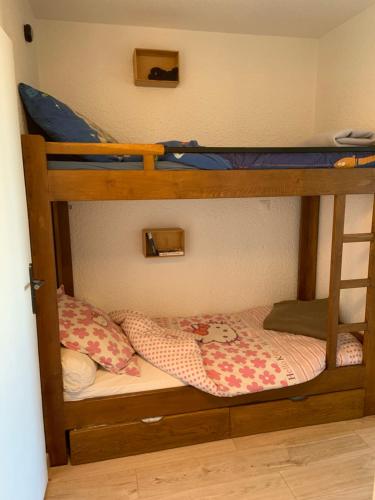 - 2 lits superposés dans un dortoir avec une échelle dans l'établissement Studio pieds des pistes les orres 1650, aux Orres