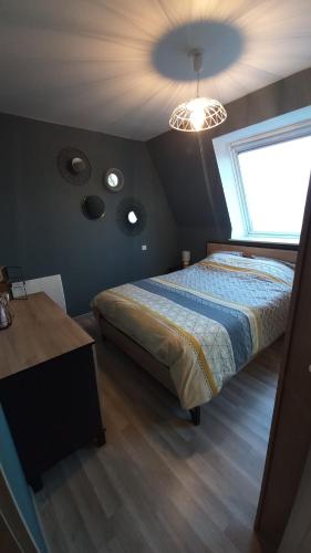 une chambre avec un grand lit et une fenêtre dans l'établissement Sea view - Vue mer - Proche commerces - Nausicaa, à Wimereux