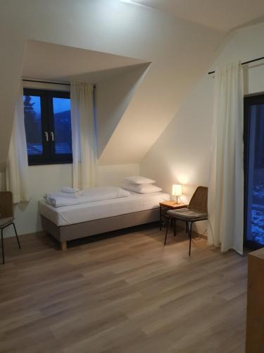 una camera da letto con un letto, un tavolo e delle sedie di Balasana - dom na wyłączność a Szklarska Poręba