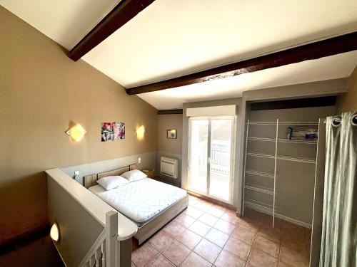 une chambre avec un lit blanc et une fenêtre dans l'établissement Appartement 3 pièces Port la Nouvelle PN000-151, à Port-la-Nouvelle