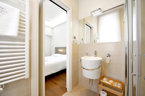 a bathroom with a sink and a mirror at La Corte sul Naviglio in Boffalora sopra Ticino