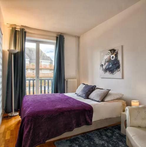 une chambre avec un grand lit et une fenêtre dans l'établissement Urban Lodge YourHostHelper, à Deauville