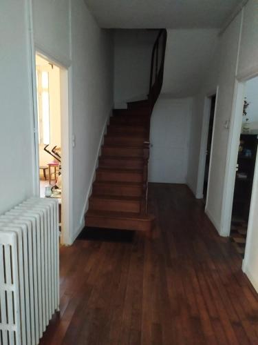 - un couloir avec un escalier dans une maison revêtue de parquet dans l'établissement Chambre dans maison bourgeoise 1 personne, à Airvault