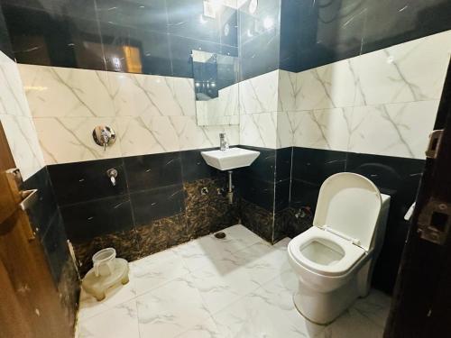 Koupelna v ubytování HOTEL S R PLAZAa