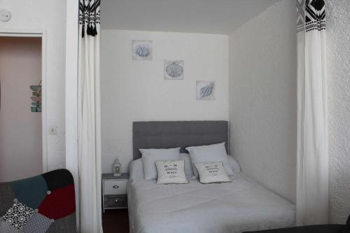 une chambre avec un lit avec deux oreillers dessus dans l'établissement Appartement Studio PORT LA NOUVELLE PN480-074, à Port-la-Nouvelle