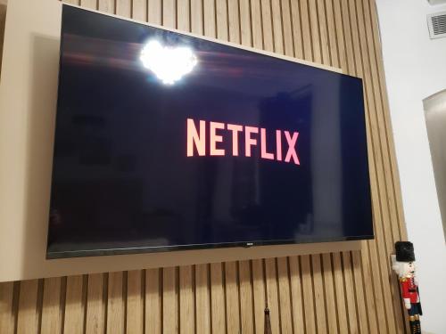 Una televisión o centro de entretenimiento en Studio Thopia