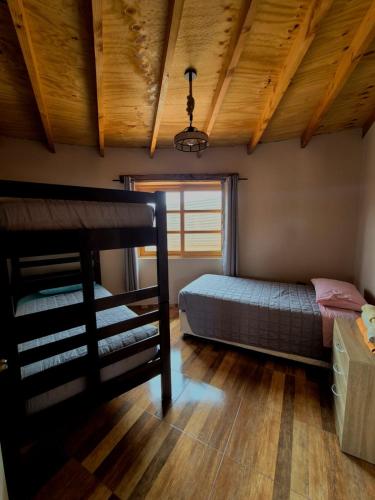 Una cama o camas en una habitación de Cabañas Larache