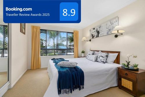 Un pat sau paturi într-o cameră la Gorgeous Apartment in Luxurious Noosa Resort